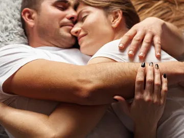 Una pareja abrazada Una pareja abrazada