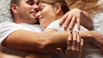 Una pareja abrazada