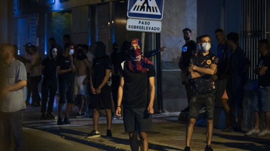 J&oacute;venes reunidos por la noche en el barrio de San Antonio en Torre Pacheco