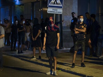 Jóvenes reunidos por la noche en el barrio de San Antonio en Torre Pacheco