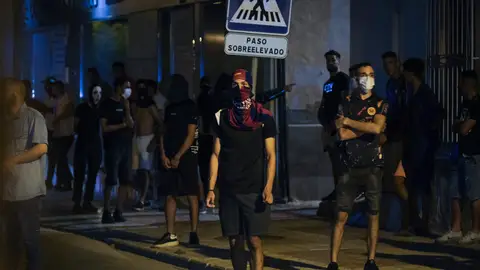 Jóvenes reunidos por la noche en el barrio de San Antonio en Torre Pacheco Jóvenes reunidos por la noche en el barrio de San Antonio en Torre Pacheco