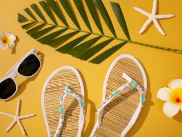 Chanclas y gafas de sol