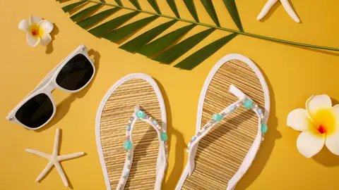 Chanclas y gafas de sol Chanclas y gafas de sol