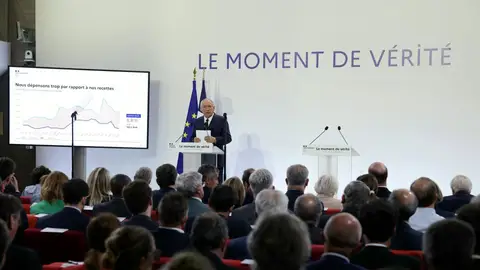 Francia lanza un plan de ajuste de 44.000 millones con pensiones congeladas y la eliminación de 2 festivos Francia lanza un plan de ajuste de 44.000 millones con pensiones congeladas y la eliminación de 2 festivos