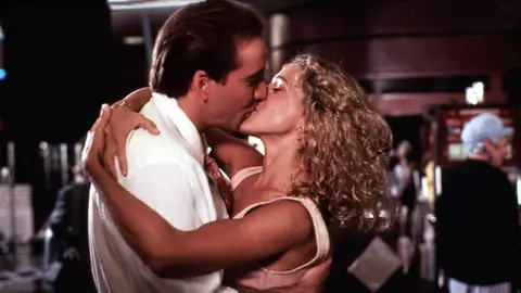 Sarah Jessica Parker y Nicolas Cage en la película Honeymoon in Vegas en 1992 Sarah Jessica Parker y Nicolas Cage en la película Honeymoon in Vegas en 1992