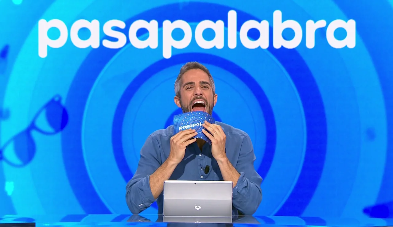 Roberto Leal pierde la paciencia con Manu y Rosa en La Pista: “Está todo el mundo cantándola”