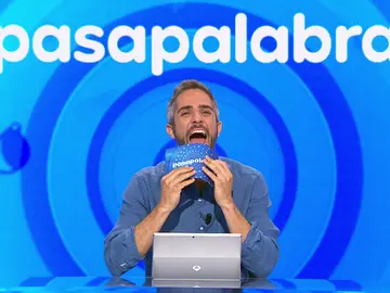 Roberto Leal pierde la paciencia con Manu y Rosa en La Pista: “Está todo el mundo cantándola” Roberto Leal pierde la paciencia con Manu y Rosa en La Pista: “Está todo el mundo cantándola”