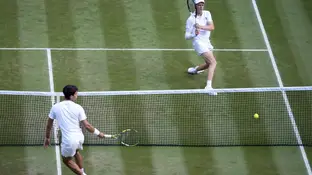 Jannik Sinner supera a Alcaraz en la red en la final de Wimbledon Jannik Sinner supera a Alcaraz en la red en la final de Wimbledon