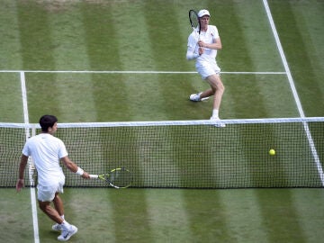Jannik Sinner supera a Alcaraz en la red en la final de Wimbledon