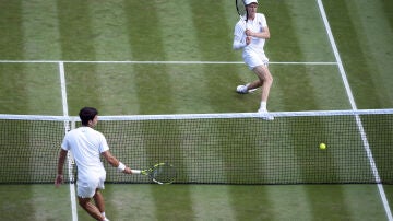 Jannik Sinner supera a Alcaraz en la red en la final de Wimbledon