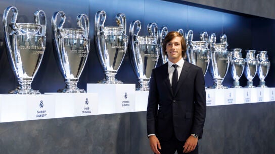 &Aacute;lvaro Carreras posando con las Champions del Real Madrid