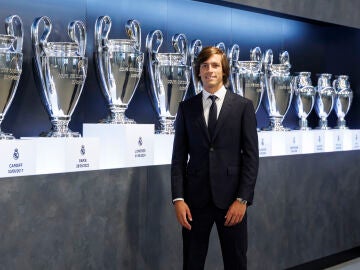 Álvaro Carreras posando con las Champions del Real Madrid