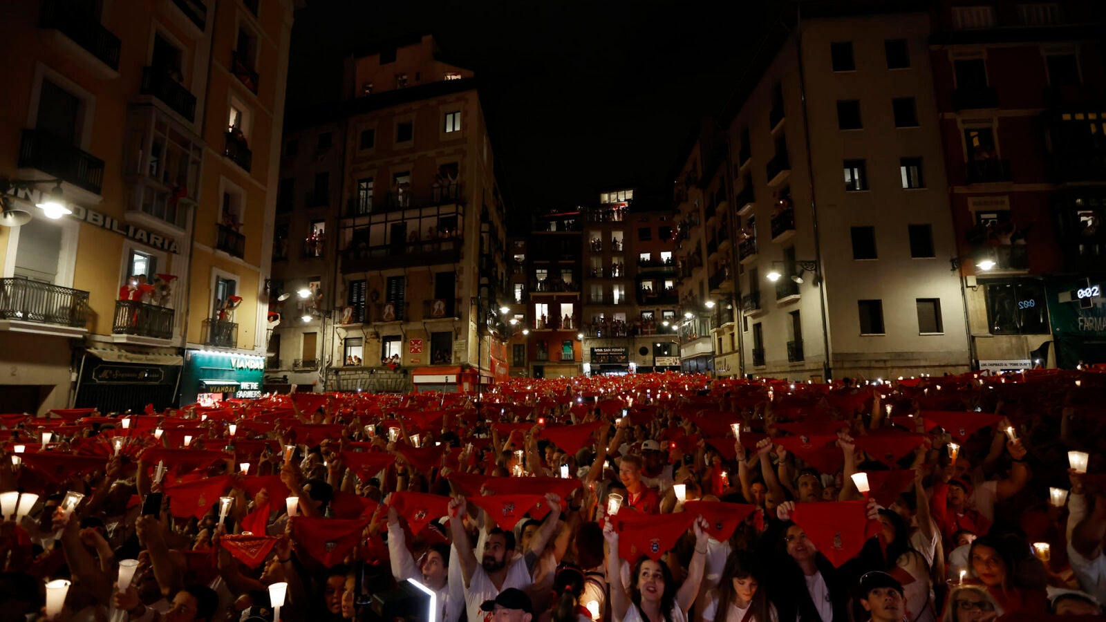 Pamplona despide los Sanfermines 2025 con el canto del 'Pobre de Mí'