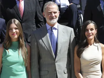 La infanta Sofía y los reyes Felipe y Letizia en el Palacio de la Zarzuela La infanta Sofía y los reyes Felipe y Letizia en el Palacio de la Zarzuela