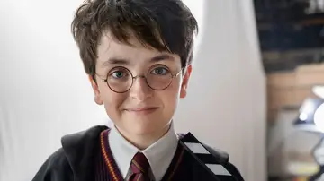 Primera foto oficial de Dominic McLaughlin como Harry Potter en el inicio del rodaje de la serie Primera foto oficial de Dominic McLaughlin como Harry Potter en el inicio del rodaje de la serie
