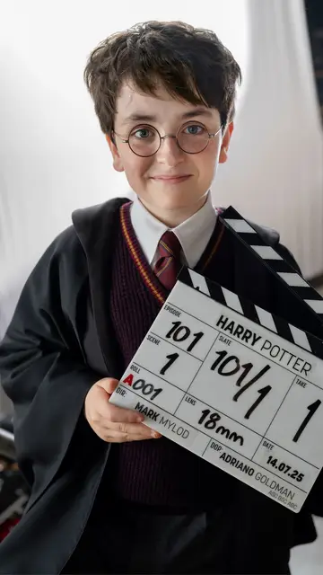 Primera foto oficial de Dominic McLaughlin como Harry Potter en el inicio del rodaje de la serie Primera foto oficial de Dominic McLaughlin como Harry Potter en el inicio del rodaje de la serie