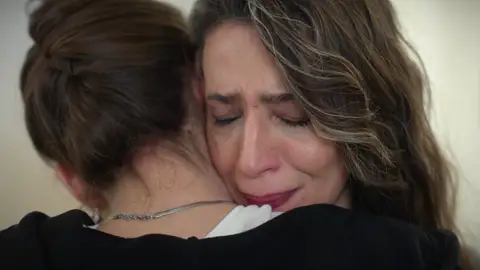 Efsun le confiesa a Seren que se siente celosa de la relación que mantiene con Bahar: “Nunca me has abrazado a mí como la abrazas a ella” Efsun le confiesa a Seren que se siente celosa de la relación que mantiene con Bahar: “Nunca me has abrazado a mí como la abrazas a ella”