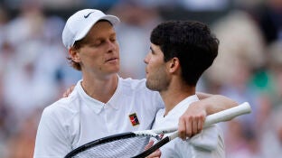 Jannik Sinner y Carlos Alcaraz se abrazan tras la final de Wimbledon