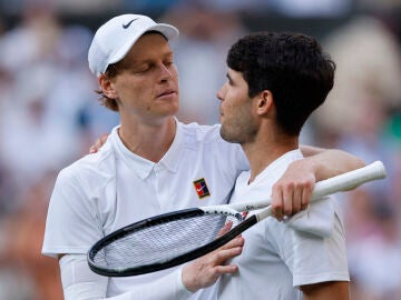 Jannik Sinner y Carlos Alcaraz se abrazan tras la final de Wimbledon