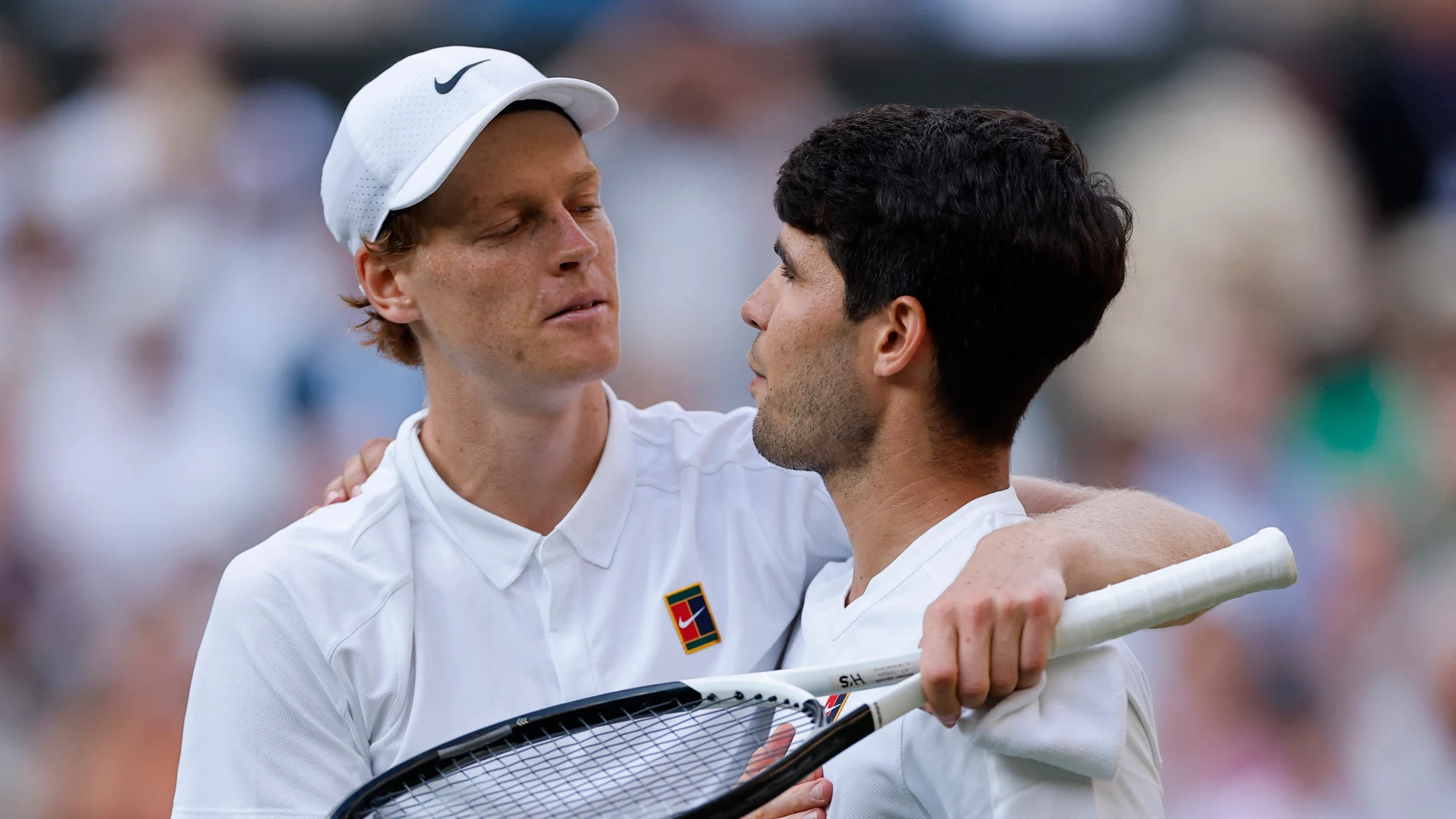 Jannik Sinner y Carlos Alcaraz se abrazan tras la final de Wimbledon Jannik Sinner y Carlos Alcaraz se abrazan tras la final de Wimbledon