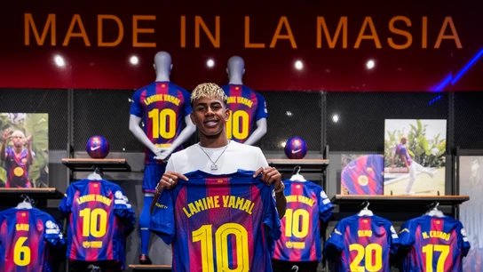 Lamine Yamal posa con su nuevo dorsal Lamine Yamal posa con su nuevo dorsal