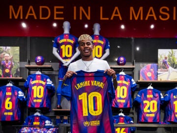 Lamine Yamal posa con su nuevo dorsal
