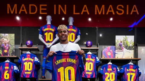 Lamine Yamal posa con su nuevo dorsal Lamine Yamal posa con su nuevo dorsal