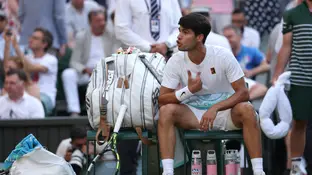 Alcaraz se dirige hacia su equipo en la final de Wimbledon Alcaraz se dirige hacia su equipo en la final de Wimbledon