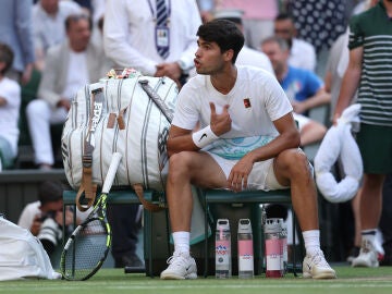 Alcaraz se dirige hacia su equipo en la final de Wimbledon