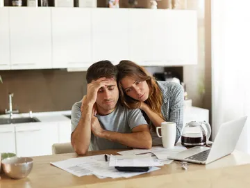 Una pareja agobiada por los gastos Una pareja agobiada por los gastos
