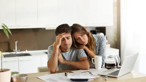 Una pareja agobiada por los gastos Una pareja agobiada por los gastos