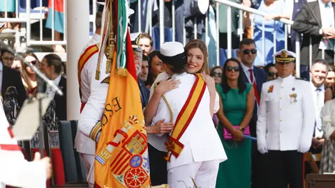El abrazo de la infanta Sofía y la princesa Leonor en la Escuela Naval de Marín El abrazo de la infanta Sofía y la princesa Leonor en la Escuela Naval de Marín