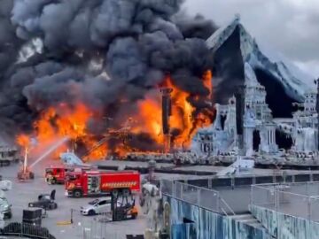 El escenario incendiado