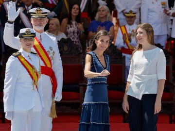Los reyes Felipe VI y Letizia junto a la princesa Leonor (i) y la infanta Sofía (d)