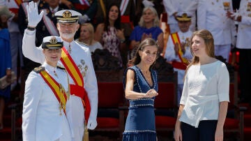 Los reyes Felipe VI y Letizia junto a la princesa Leonor (i) y la infanta Sofía (d)
