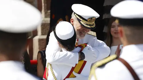La princesa Leonor y el rey Felipe en la Escuela Naval de Marín La princesa Leonor y el rey Felipe en la Escuela Naval de Marín
