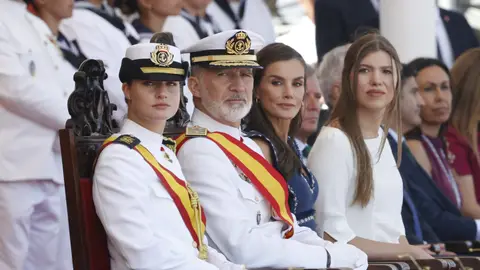 La princesa Leonor, el rey Felipe, la reina Letizia y la infanta Sofía en la Escuela Naval de Marín La princesa Leonor, el rey Felipe, la reina Letizia y la infanta Sofía en la Escuela Naval de Marín