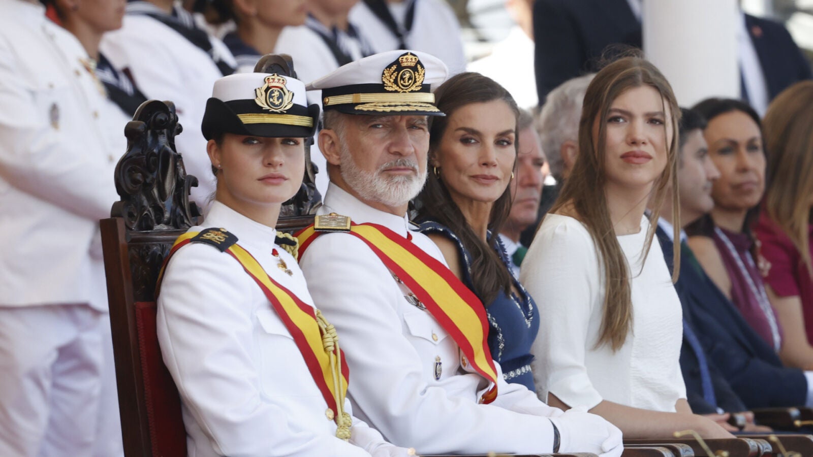 El abrazo del rey Felipe a la princesa Leonor: se salta el protocolo tras entregarle la Gran Cruz del Mérito Naval