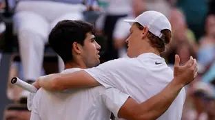 Carlos Alcaraz y Jannik Sinner tras la final de Wimbledon Carlos Alcaraz y Jannik Sinner tras la final de Wimbledon