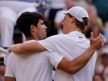 Carlos Alcaraz y Jannik Sinner tras la final de Wimbledon