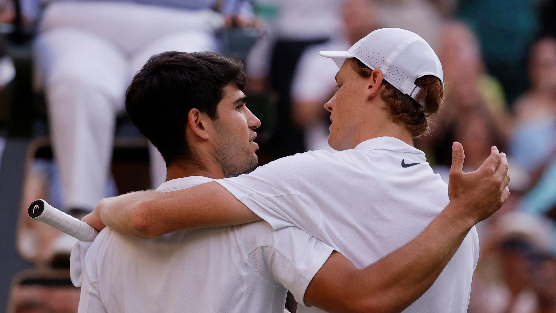 Carlos Alcaraz y Jannik Sinner tras la final de Wimbledon Carlos Alcaraz y Jannik Sinner tras la final de Wimbledon