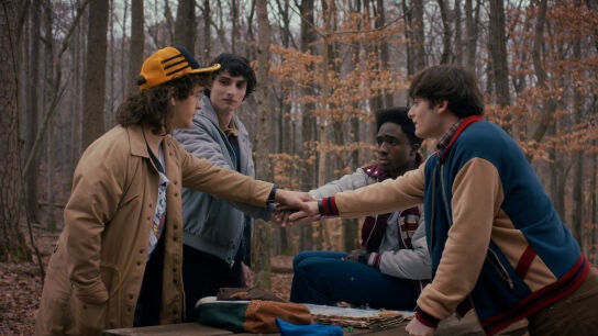 Finn Wolfhard, Gaten Matarazzo, Caleb McLaughlin y Noah Schnapp en la temporada 5 de Stranger Things