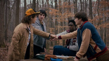 Finn Wolfhard, Gaten Matarazzo, Caleb McLaughlin y Noah Schnapp en la temporada 5 de Stranger Things