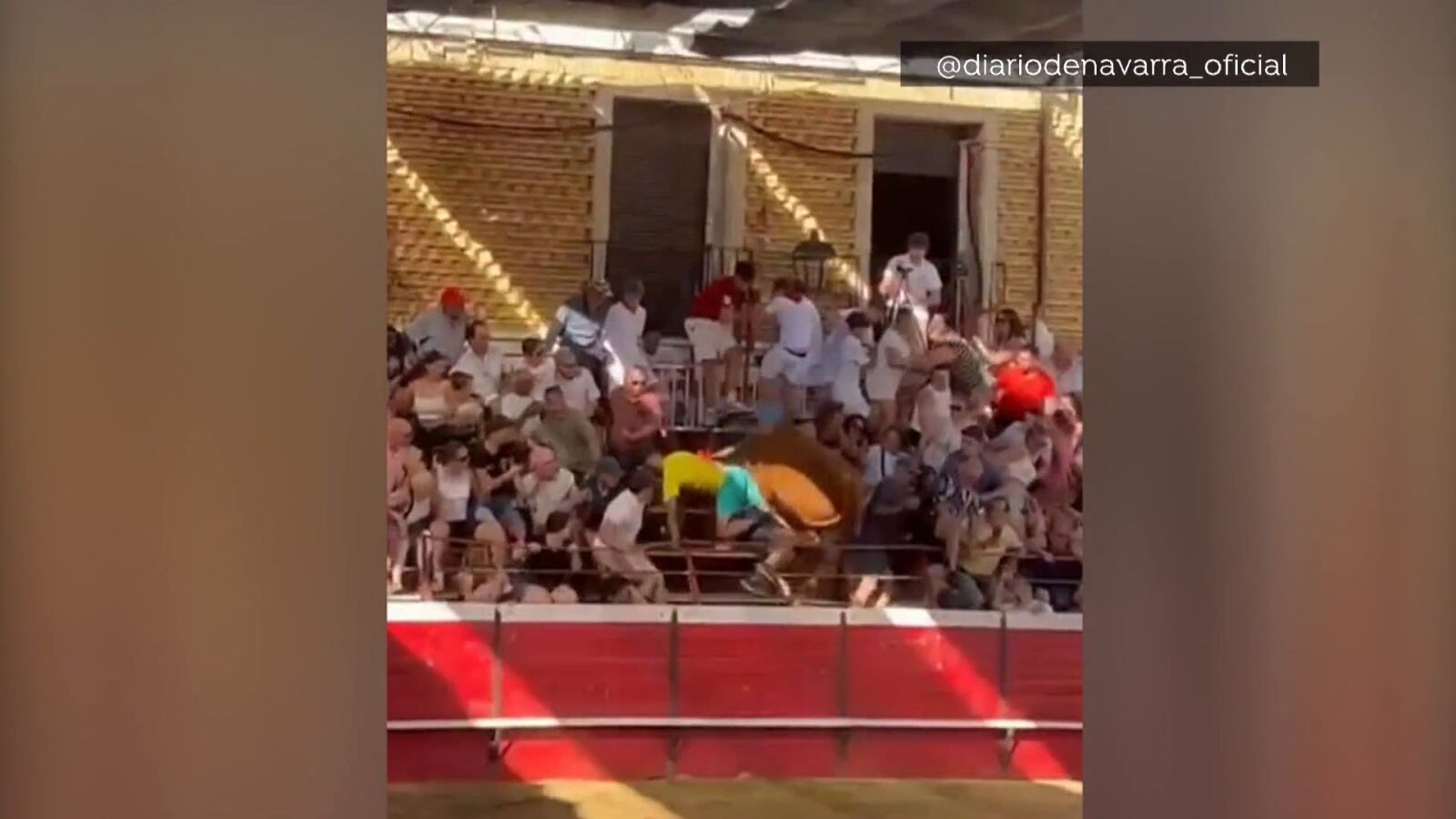 Vídeo: Un toro salta a la grada durante un festejo en Cadreita y deja dos heridos