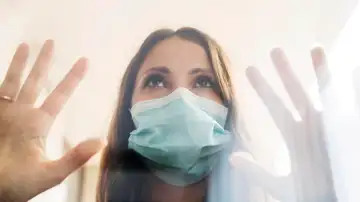 Mujer con mascarilla Mujer con mascarilla