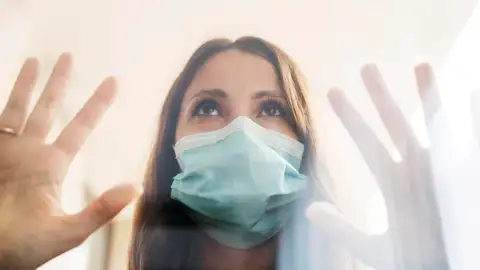 Mujer con mascarilla Mujer con mascarilla