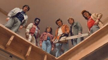 Finn Wolfhard, Gaten Matarazzo, Caleb McLaughlin, Natalia Dyer, Charlie Heaton y Joe Keery en la temporada 5 de Stranger Things