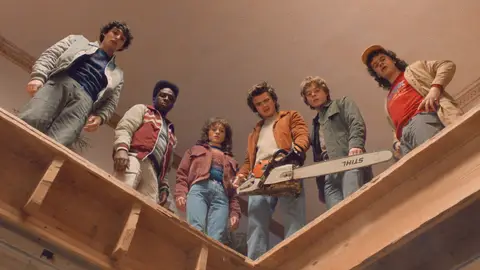 Finn Wolfhard, Gaten Matarazzo, Caleb McLaughlin, Natalia Dyer, Charlie Heaton y Joe Keery en la temporada 5 de Stranger Things Finn Wolfhard, Gaten Matarazzo, Caleb McLaughlin, Natalia Dyer, Charlie Heaton y Joe Keery en la temporada 5 de Stranger Things