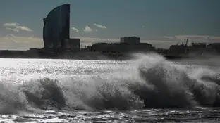 Un joven de 23 años muere ahogado en la playa barcelonesa de la Barceloneta Un joven de 23 años muere ahogado en la playa barcelonesa de la Barceloneta