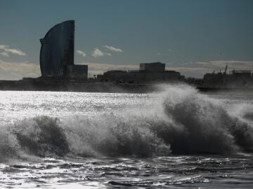 Un joven de 23 años muere ahogado en la playa barcelonesa de la Barceloneta